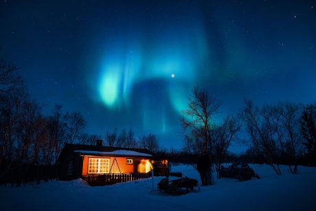 aurora borealis cabin snow cold 1839582